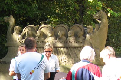 Ruderer vor dem neumagener Weinschiff