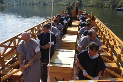 Ruderer im Weinschiff