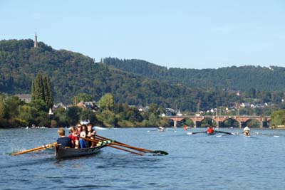 Ruderboote vor der Römerbrücke