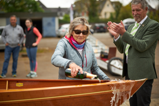 Eva tauft Spitze k.jpg
